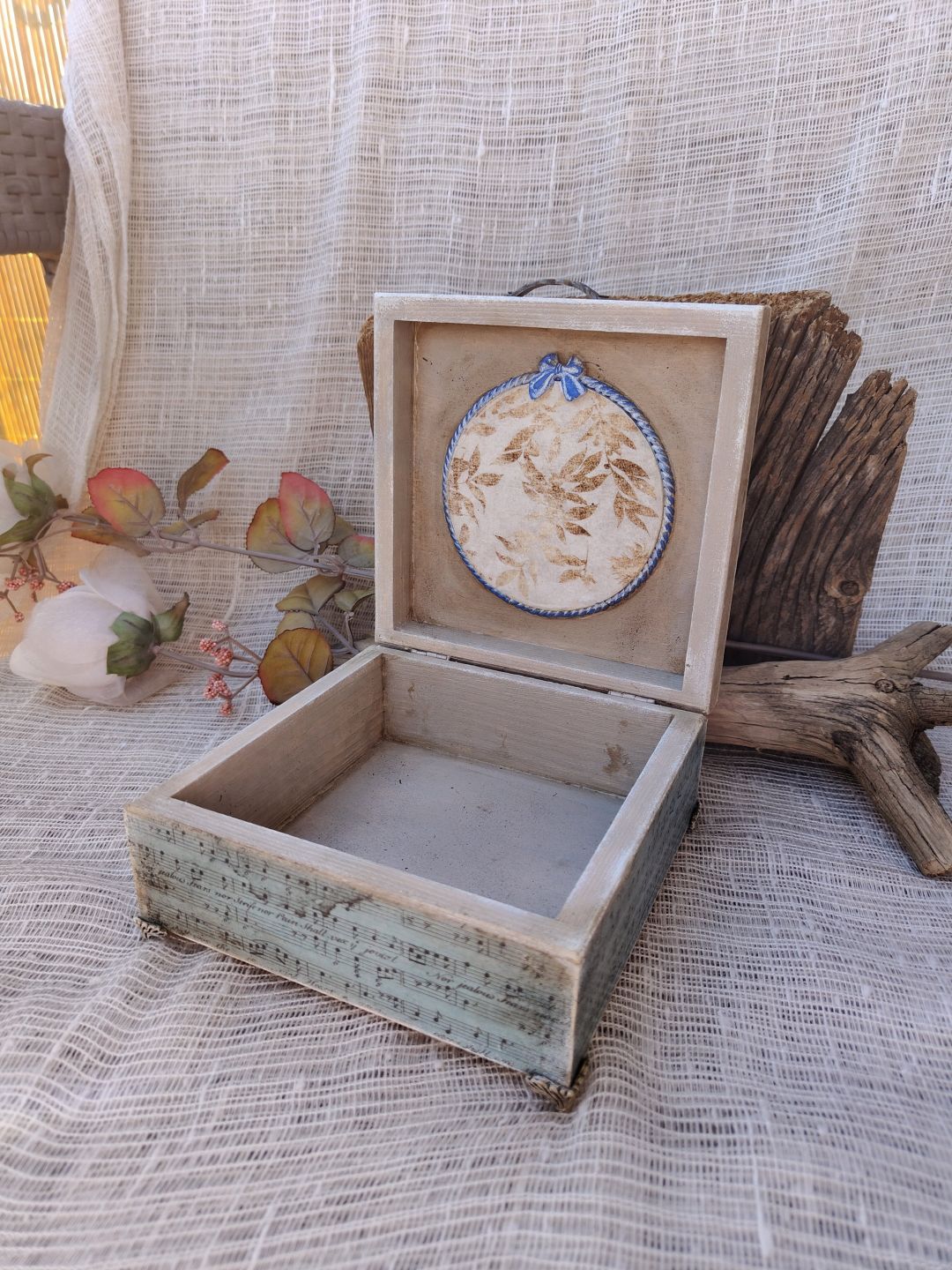 Romantyczne pudełko Vintage Girl - decoupage - zdjęcie 2 z 5