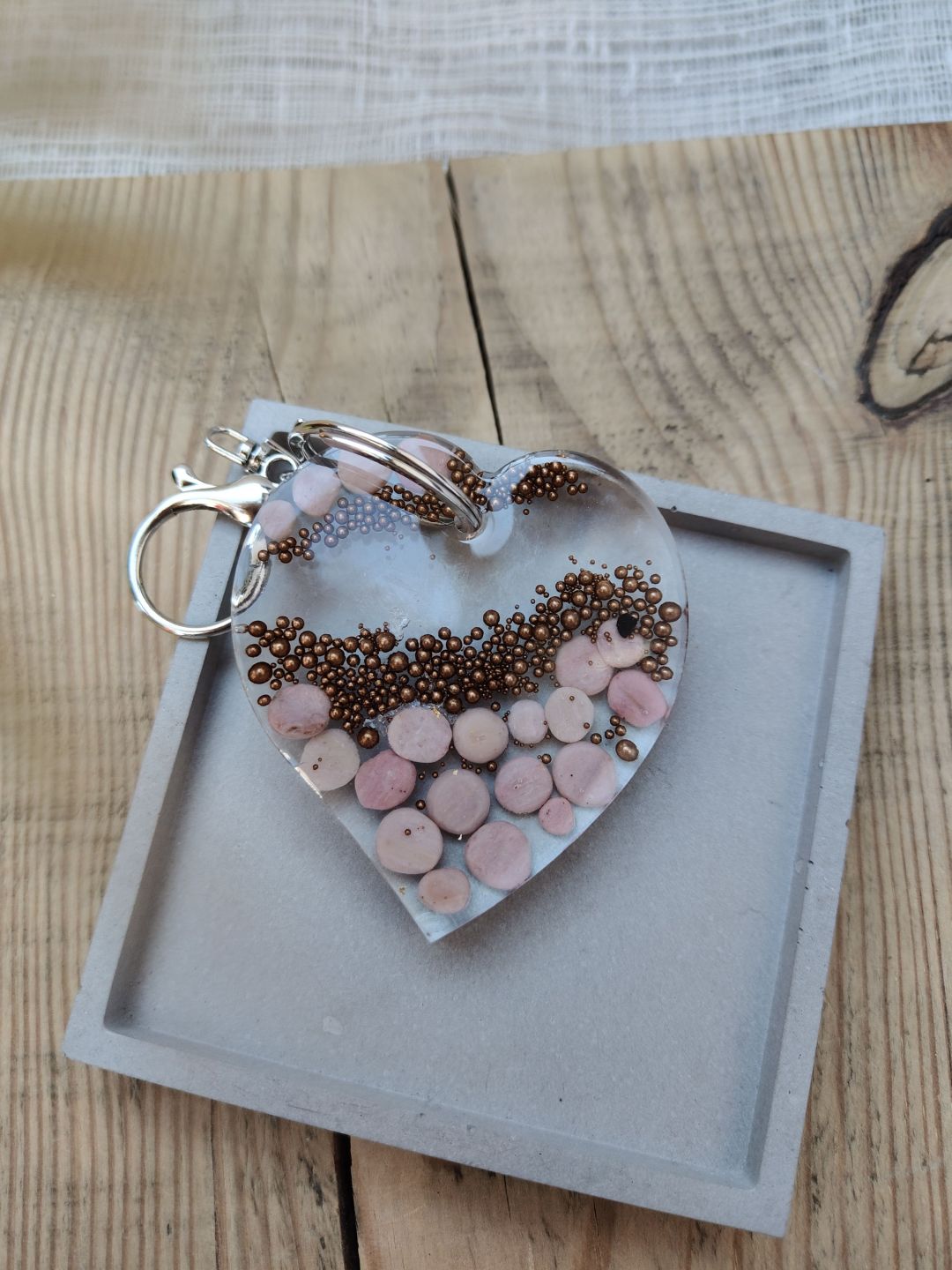 Brelok serce z żywicy Rose Gold Dream - zdjęcie 2 z 5