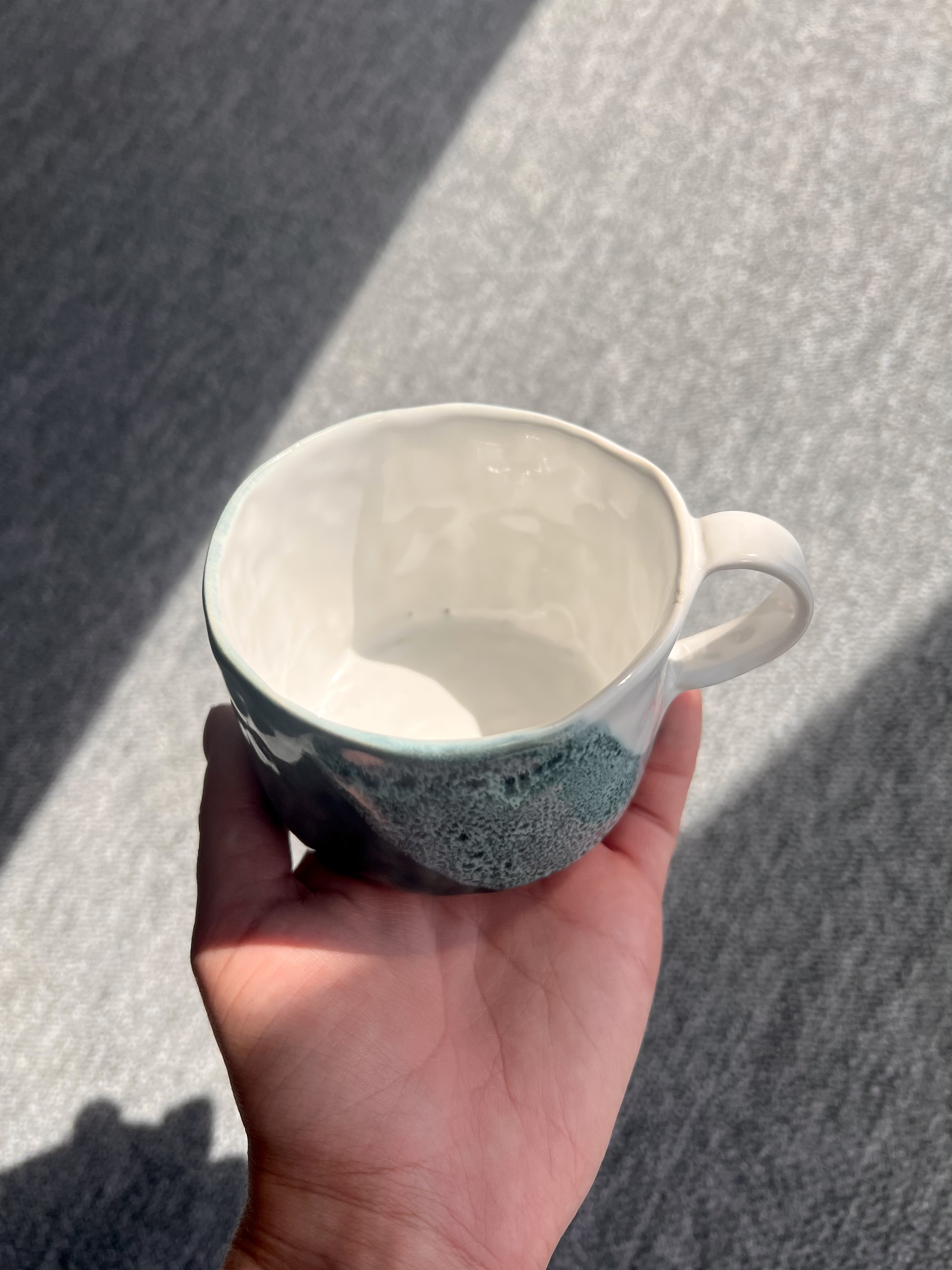 Ceramiczny kubek FALA ręcznie lepiony - zdjęcie 5 z 10