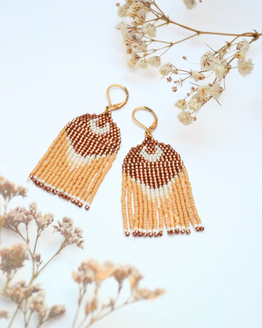 Kremowe kolczyki z koralików w stylu boho - zdjęcie 3 z 4