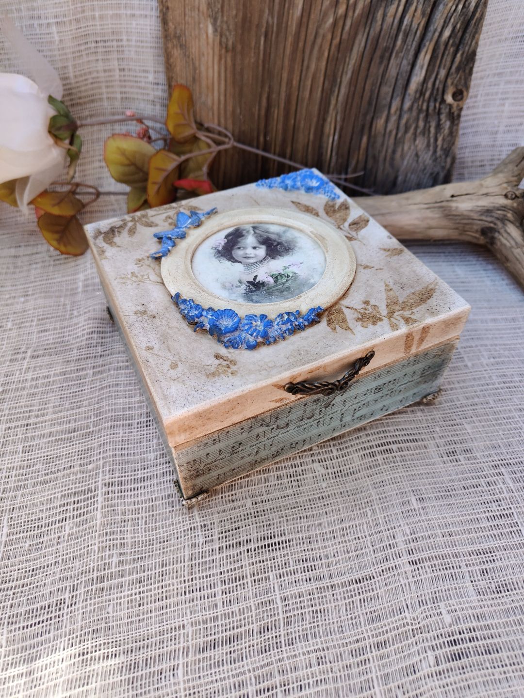 Romantyczne pudełko Vintage Girl - decoupage - zdjęcie 5 z 5