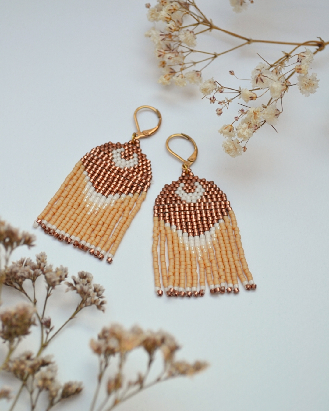Kremowe kolczyki z koralików w stylu boho - zdjęcie 5 z 5