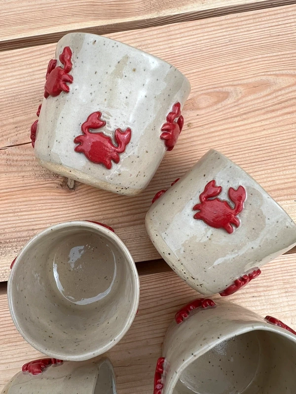 Ceramiczny kubeczek na espresso z krabami, ręcznie - zdjęcie 2 z 7