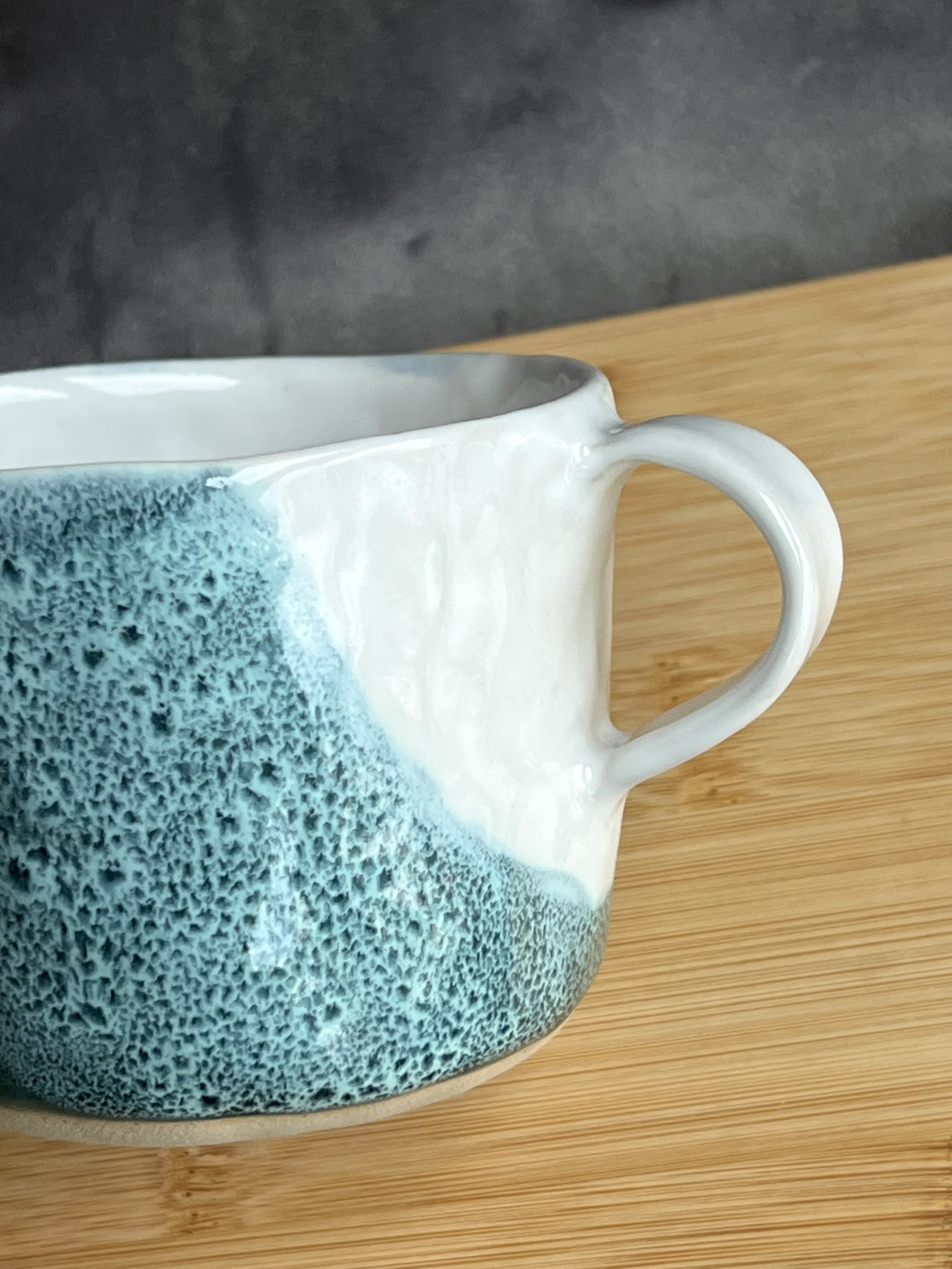 Ceramiczny kubek FALA ręcznie lepiony - zdjęcie 9 z 10