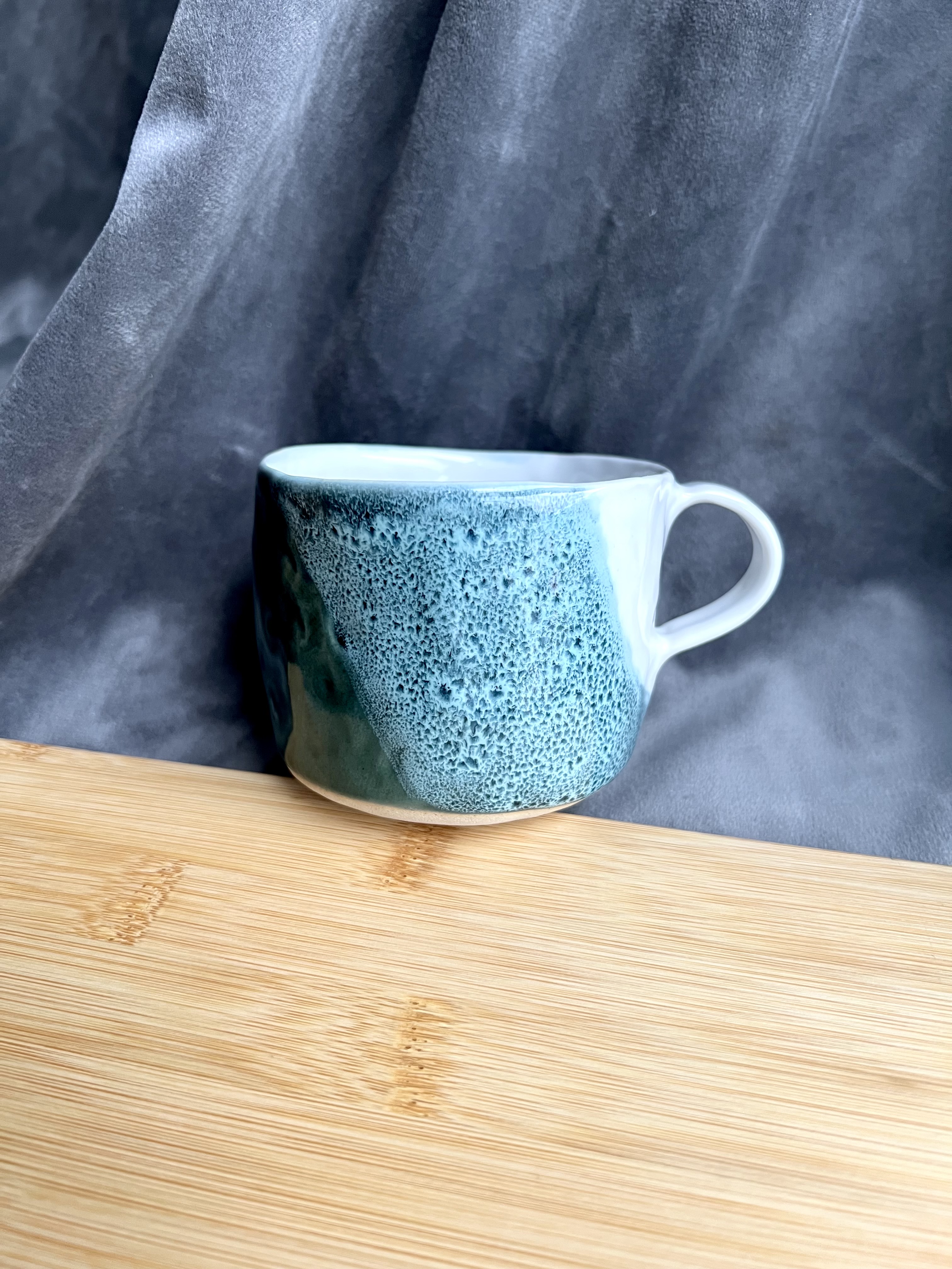 Ceramiczny kubek FALA ręcznie lepiony - zdjęcie 5 z 10