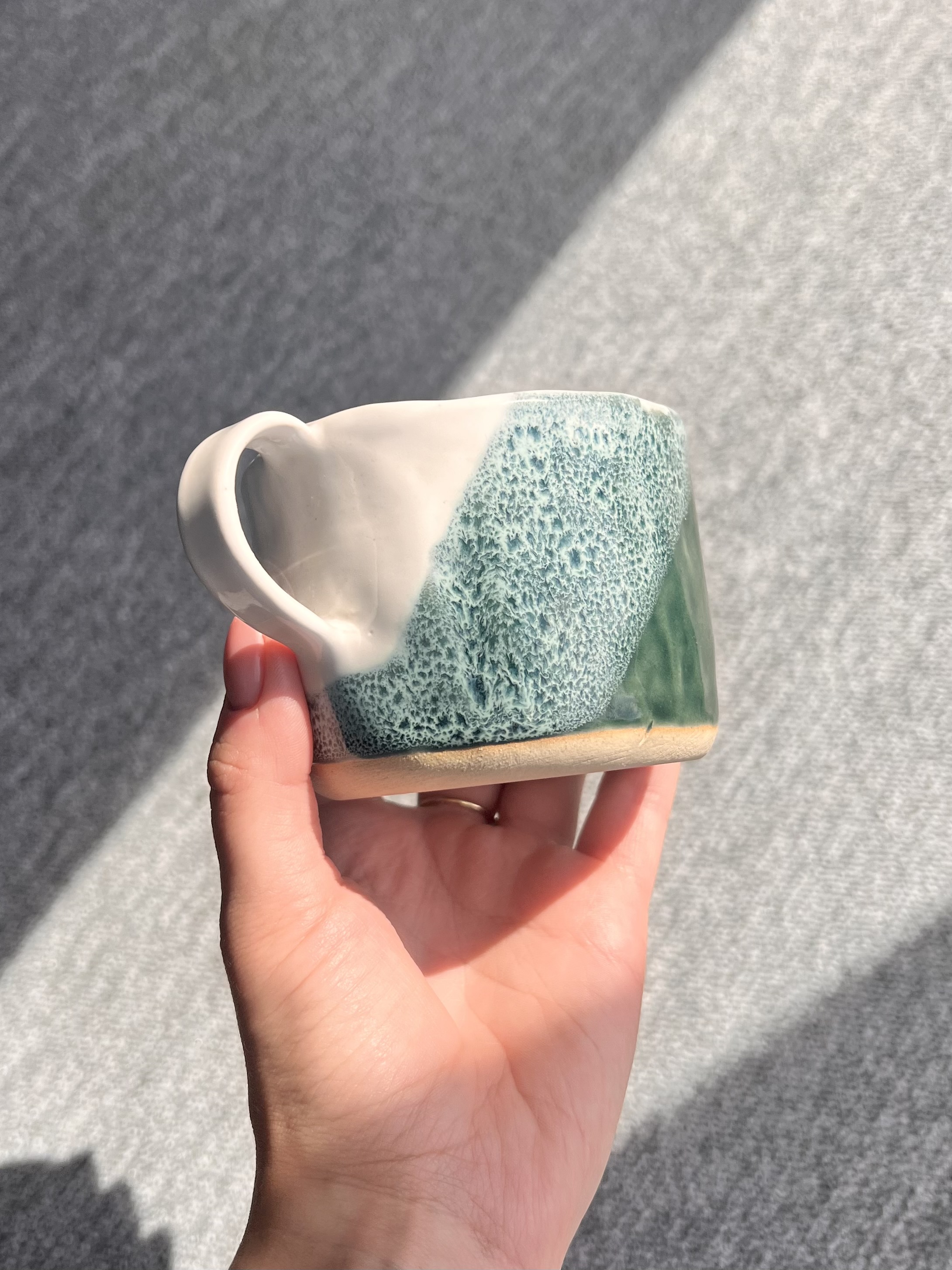 Ceramiczny kubek FALA ręcznie lepiony - zdjęcie 3 z 10