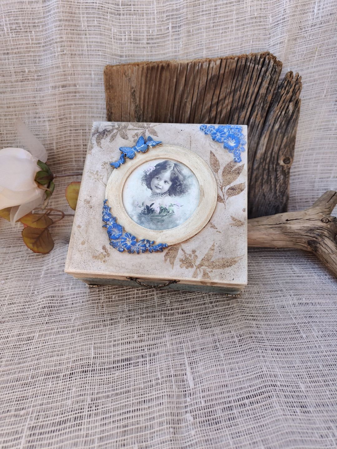 Romantyczne pudełko Vintage Girl - decoupage - zdjęcie 3 z 5