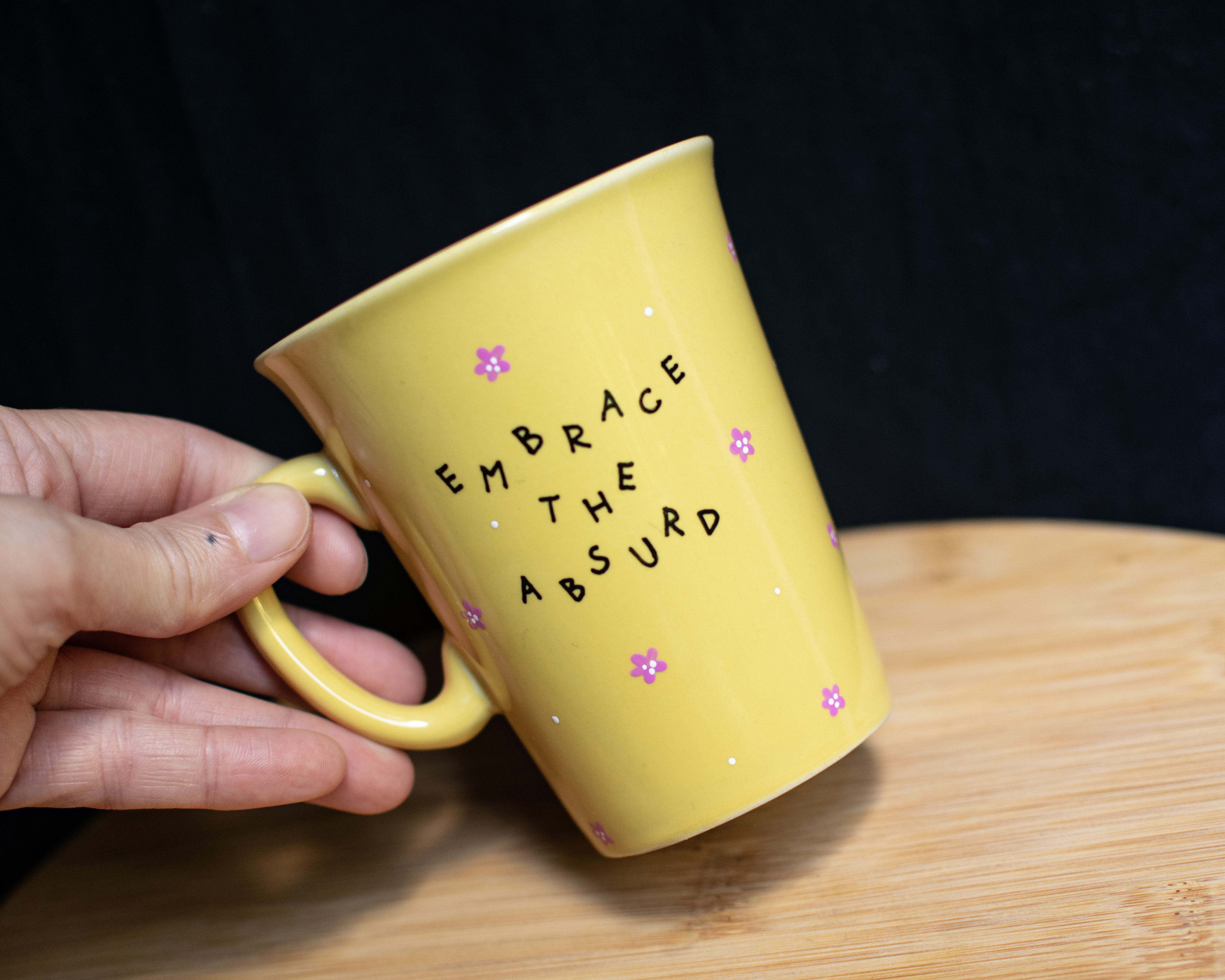 Żółty kubek EMBRACE THE ABSURD - zdjęcie 1 z 3
