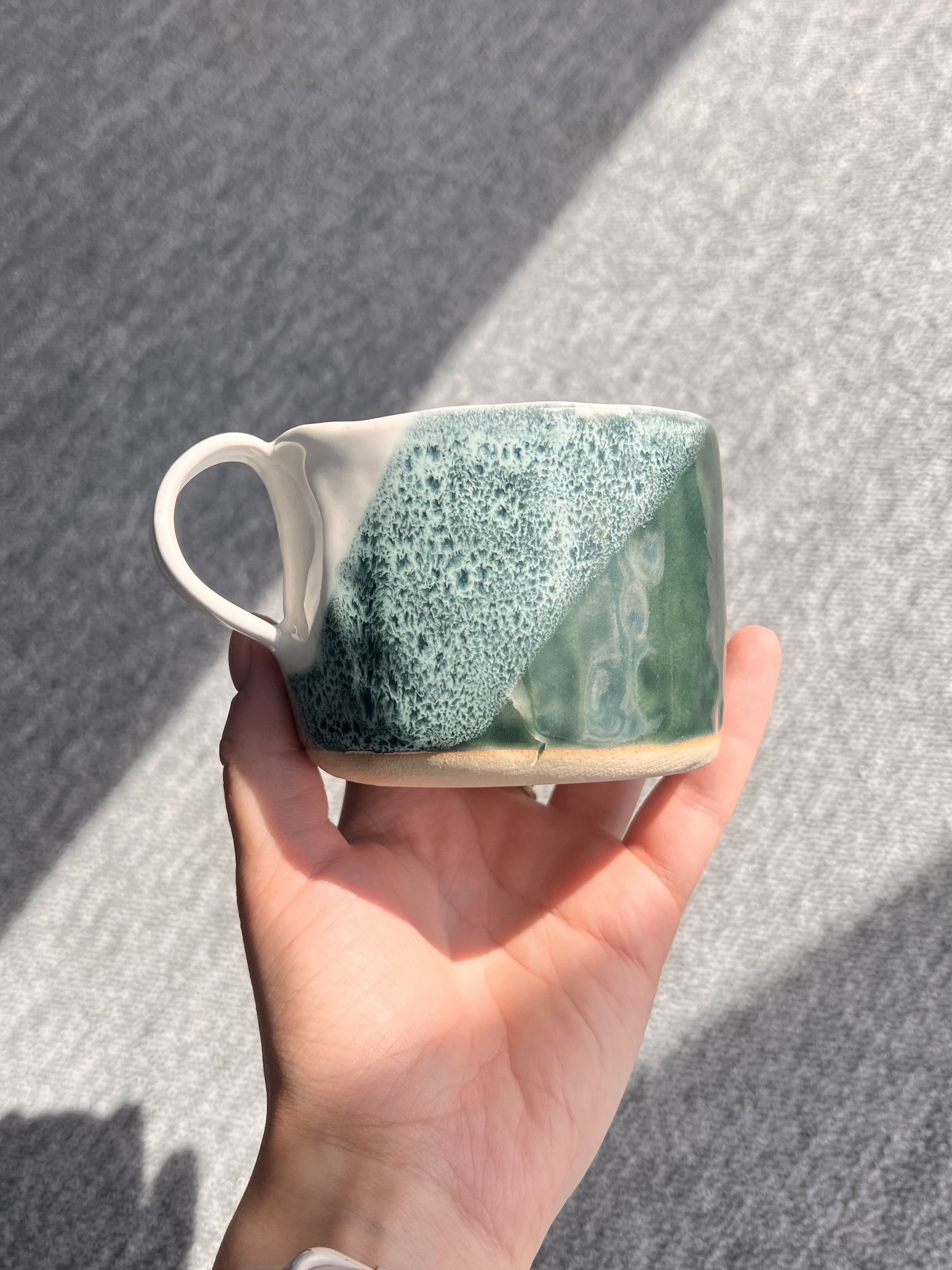 Ceramiczny kubek FALA ręcznie lepiony - zdjęcie 2 z 10