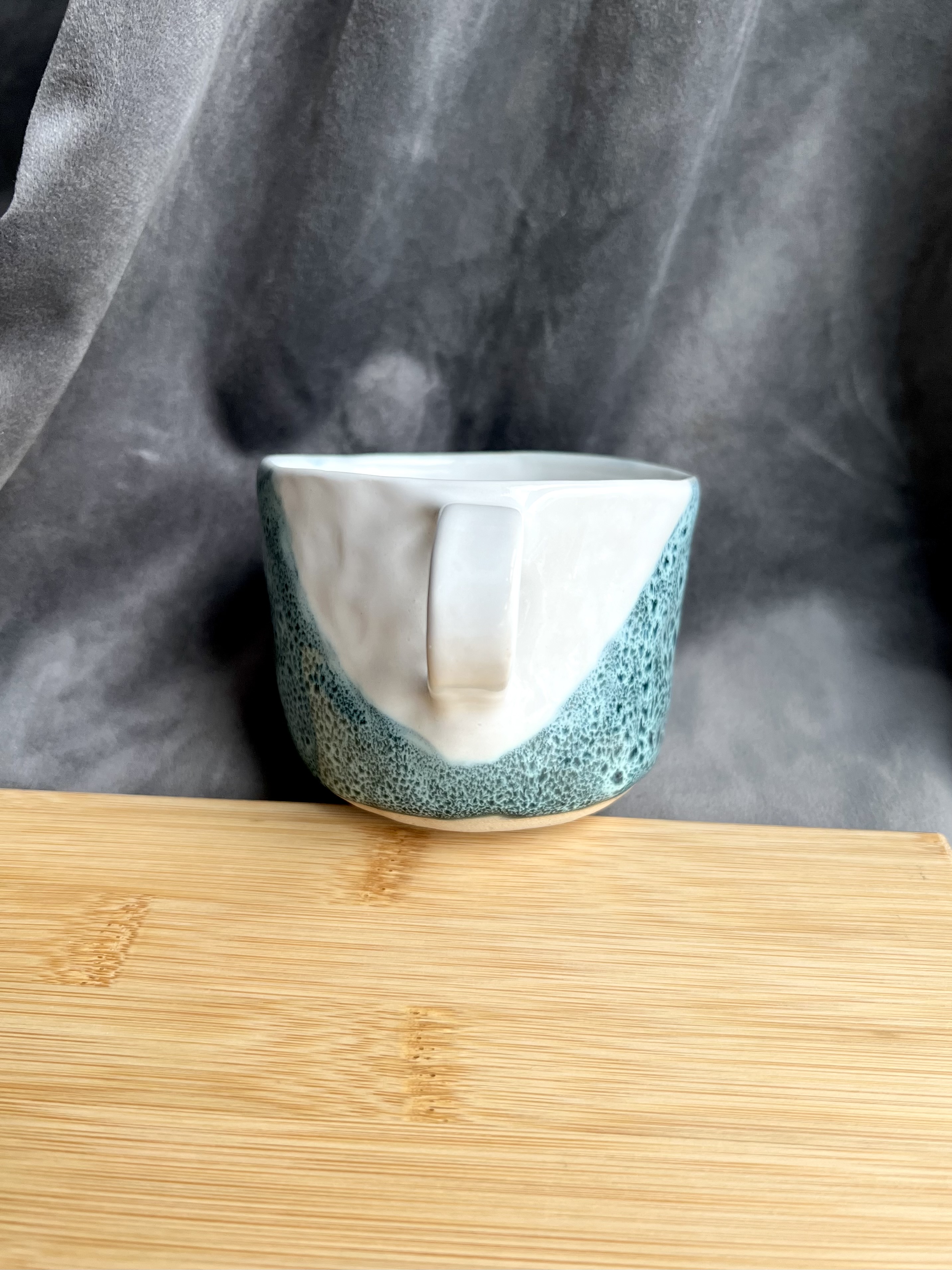 Ceramiczny kubek FALA ręcznie lepiony - zdjęcie 2 z 10