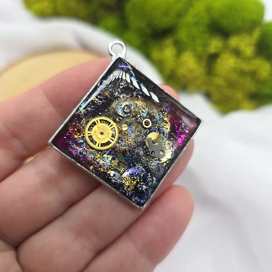 Wisiorek z żywicy galaktyczny steampunk - zdjęcie 3 z 5