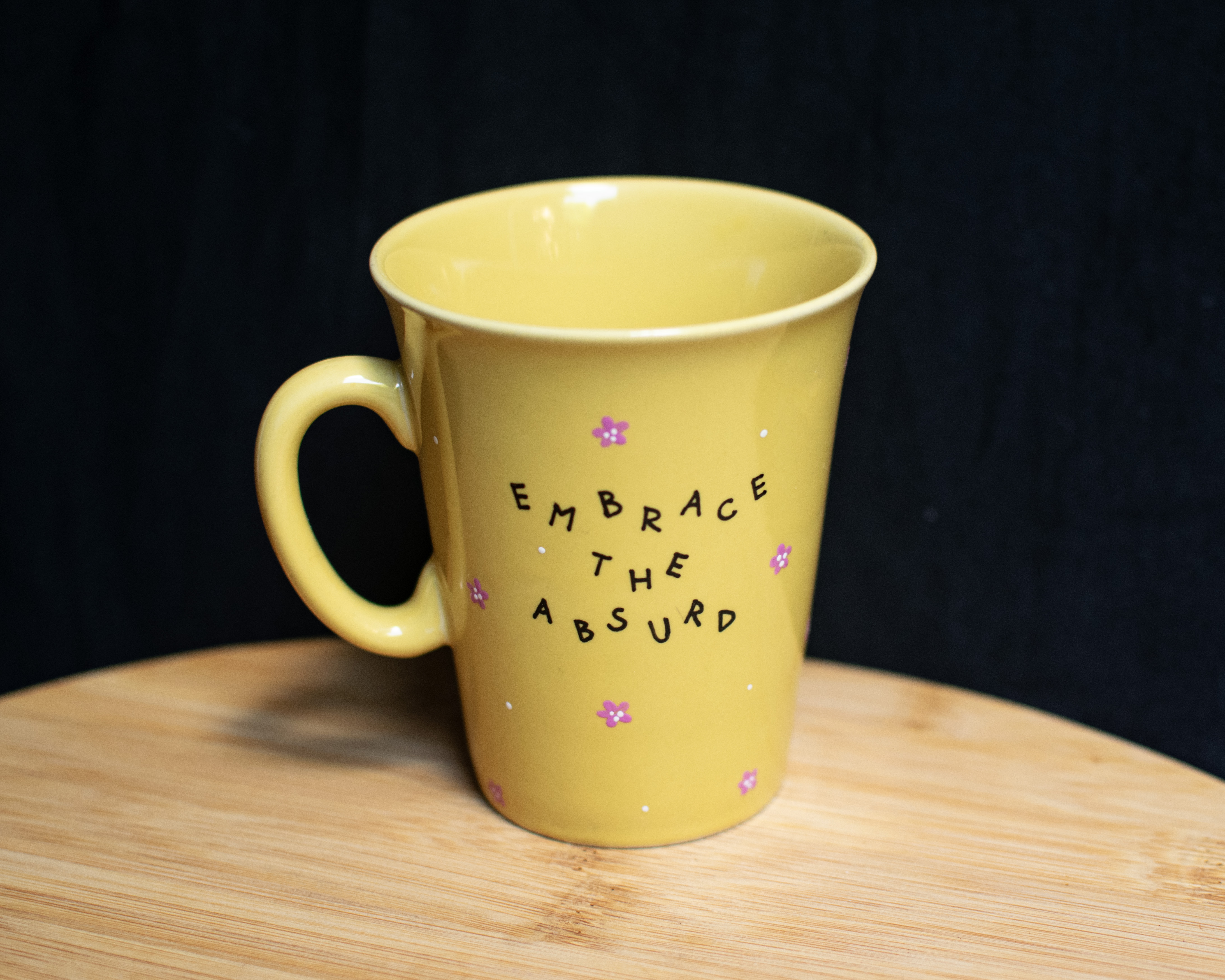 Żółty kubek EMBRACE THE ABSURD - zdjęcie 2 z 3