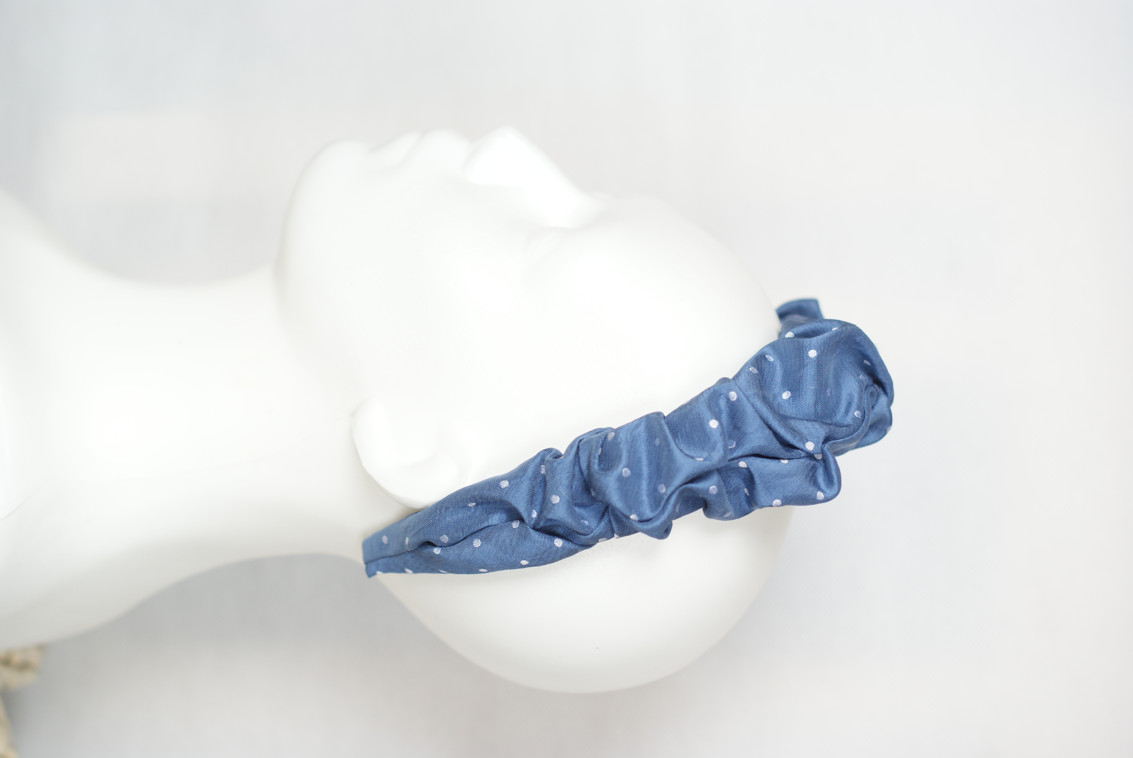 Jedwabna Opaska Marszczona 3 cm – Blue Dots - zdjęcie 2 z 2
