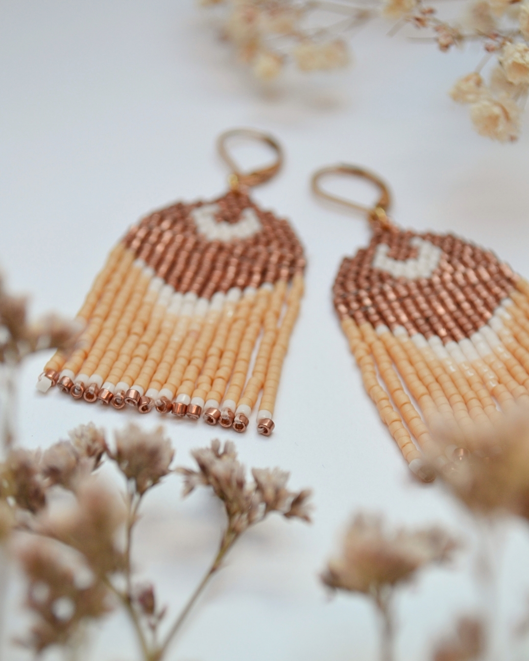 Kremowe kolczyki z koralików w stylu boho - zdjęcie 4 z 5