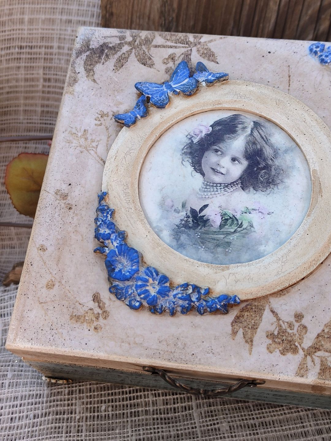 Romantyczne pudełko Vintage Girl - decoupage - zdjęcie 4 z 5