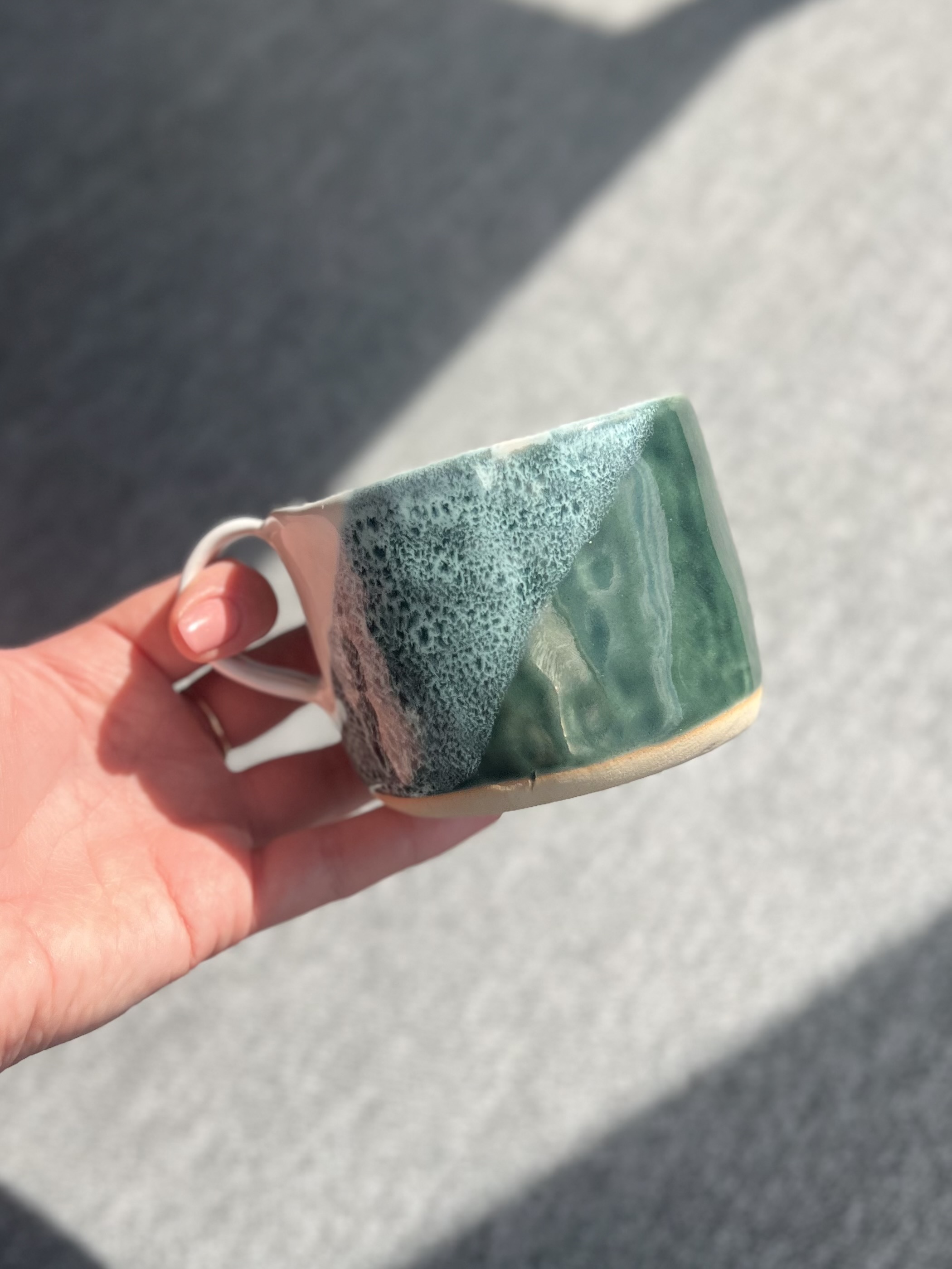 Ceramiczny kubek FALA ręcznie lepiony - zdjęcie 9 z 10