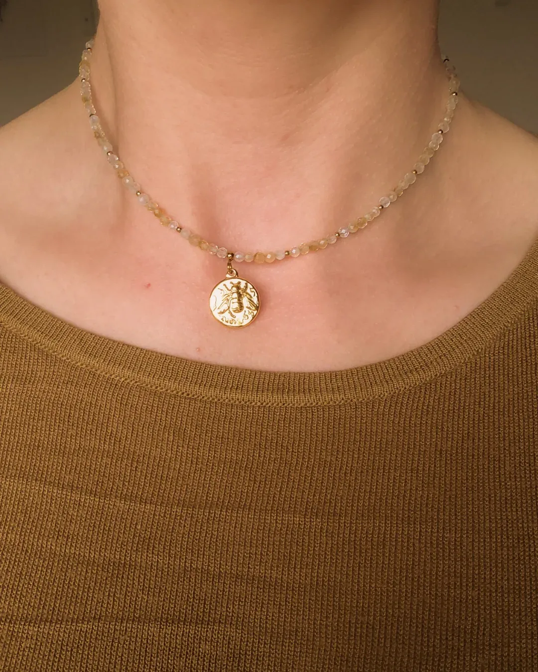 Naszyjnik Choker z Cytrynem i zawieszką pszczołą - zdjęcie 4 z 5