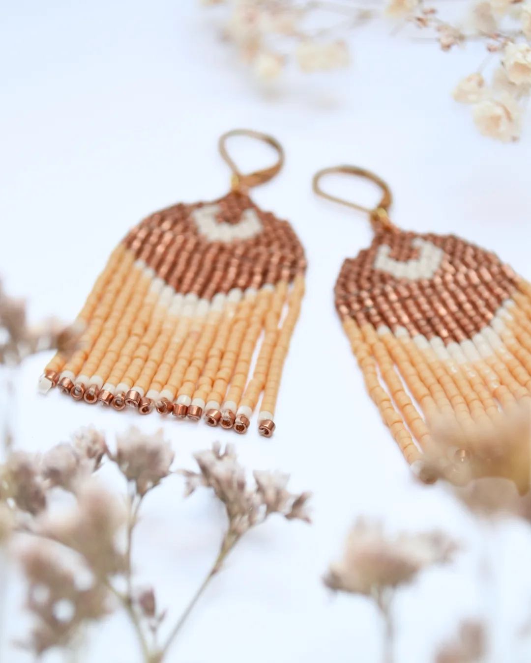Kremowe kolczyki z koralików w stylu boho - zdjęcie 4 z 4